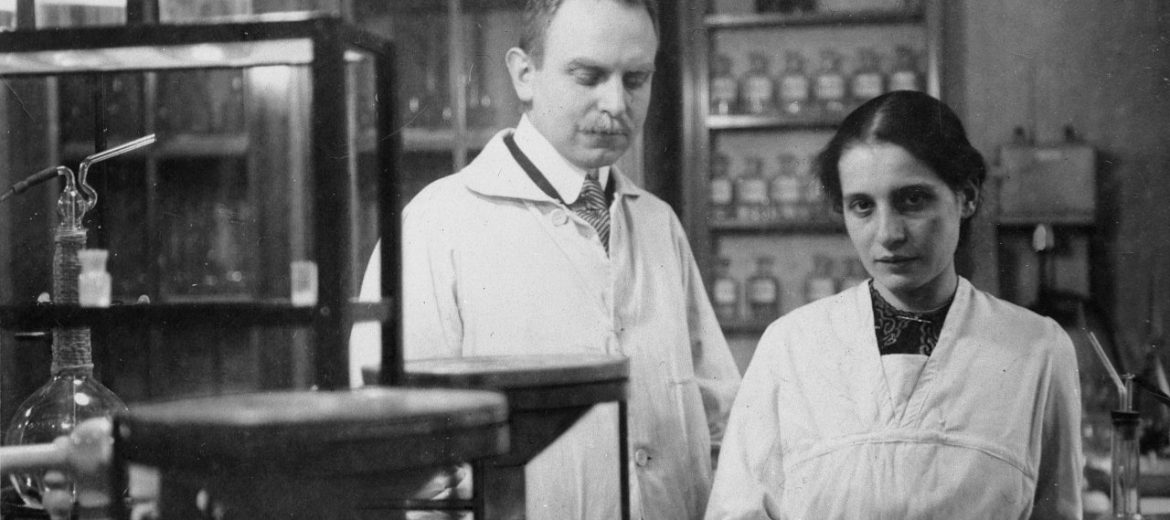 Lise-Meitner-e-Otto-Hahn-nel-loro-laboratotio-nel-1909-Foto-Chemie-in-unserer-Zeit-scaled