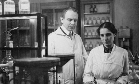 Lise-Meitner-e-Otto-Hahn-nel-loro-laboratotio-nel-1909-Foto-Chemie-in-unserer-Zeit-scaled
